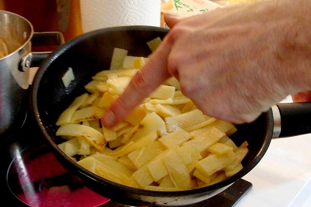 9. Bambusskud, der bruges som topping i både skaldyrs- og kyllingesuppen, brunes og tilsættes hvidløg, sukker, soja, chili og riseddike. 