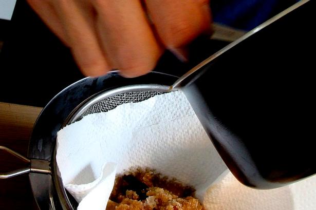 3. Shio tare-massen består af bl.a. tang og skal sigtes, når den har simret. 