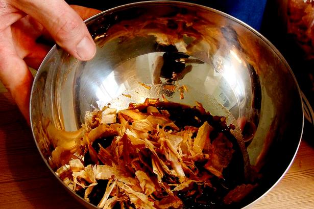 4. Efterfølgende skal der spåner af tørret tun i shio tare-massen. 