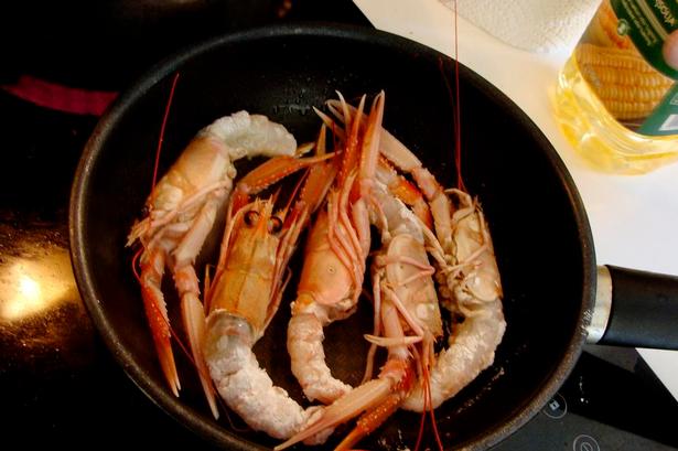 10. Jomfruhummere udgør en del af tilbehøret til Joe Kimuras luksusramen. 