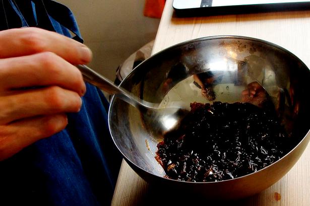 5. Shio tare-basen er blandet og klar til at blive sigtet igen. 