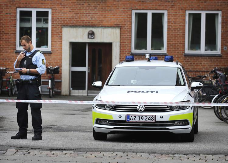 attentat. Det var her på Peter Bangsvej på Frederiksberg, at en mand i aftes blev skudt og dræbt, da han sad i sin bil. 