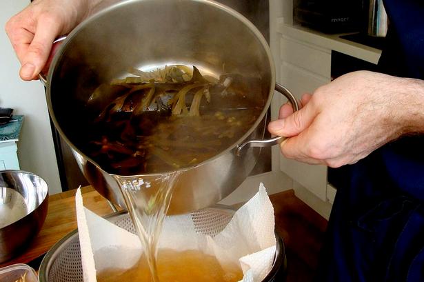 7. Grundsuppen dashi, der bl.a. er kogt med konbu-tang, sigtes og er nu klar til at blive blandet med shio tare-basen. 