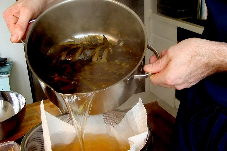 7. Grundsuppen dashi, der bl.a. er kogt med konbu-tang, sigtes og er nu klar til at blive blandet med shio tare-basen. 