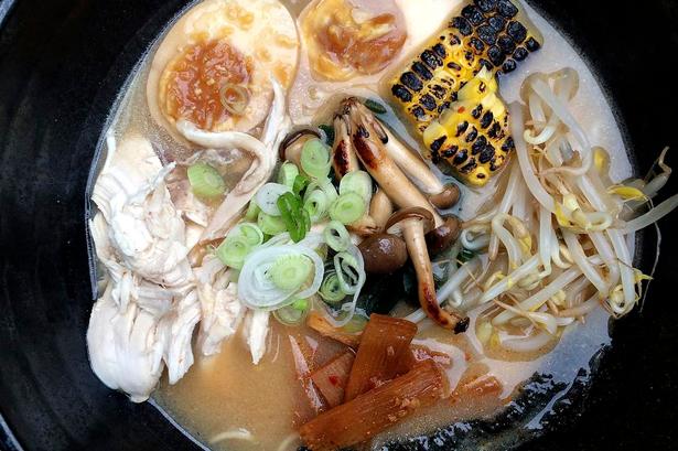 13. Ramen med kylling baseret på en suppe blandet med basen miso tare. 