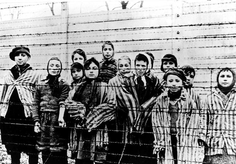 UDRYDDELSESLEJR. Børn i den tyske dødslejr Auschwitz fotograferet umiddelbart efter at den blev befriet af sovjetiske soldater i januar 1945. 