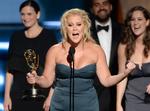 bramfri. Amy Schumer, her set ved Emmyprisuddelingen i 2015, da showet 'Inside Emmy' fik en pris, er en bramfri kritiker af, at adgangen til at købe våben i USA er for nem. 