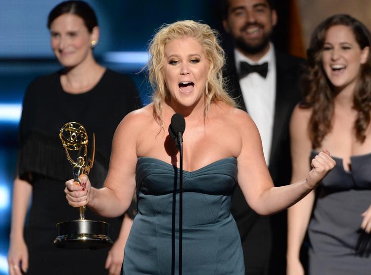 bramfri. Amy Schumer, her set ved Emmyprisuddelingen i 2015, da showet 'Inside Emmy' fik en pris, er en bramfri kritiker af, at adgangen til at købe våben i USA er for nem. 