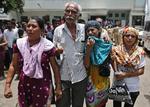 Vrede. Pårørende til en af de livstidsdømte reagerede med gråd og råb, da dommen blev kendt. Omvendt mener de efterladte til ofrene for massakren i Gujarat, at mange af de ansvarlige stadig er på fri fod - inklusiv Indiens nuværende premierminister Narendra Modi. 