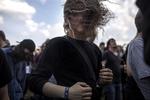 Den hårde kerne af festivalgæster stod klar, da det svenske punkband Refused gik på scenen. 