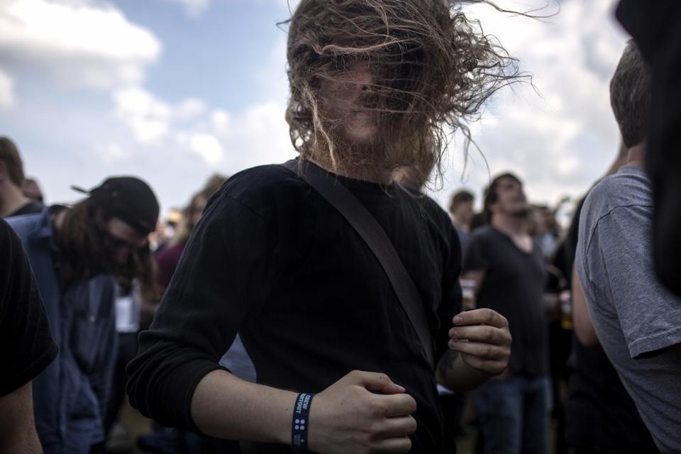 Den hårde kerne af festivalgæster stod klar, da det svenske punkband Refused gik på scenen. 