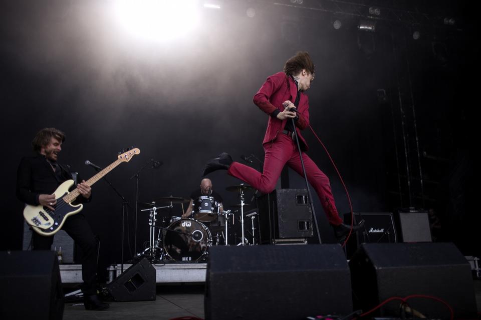 Det svenske punkband Refused spiller sange om »rock og revolution« på festivalens Blå Scene. 
