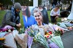 Stilhed. Valgkampen i Storbritannien ligger stille, mens befolkningen sunder sig oven på drabet på Labour-politikeren Jo Cox, som blev overfaldet på åben gade i torsdags. 