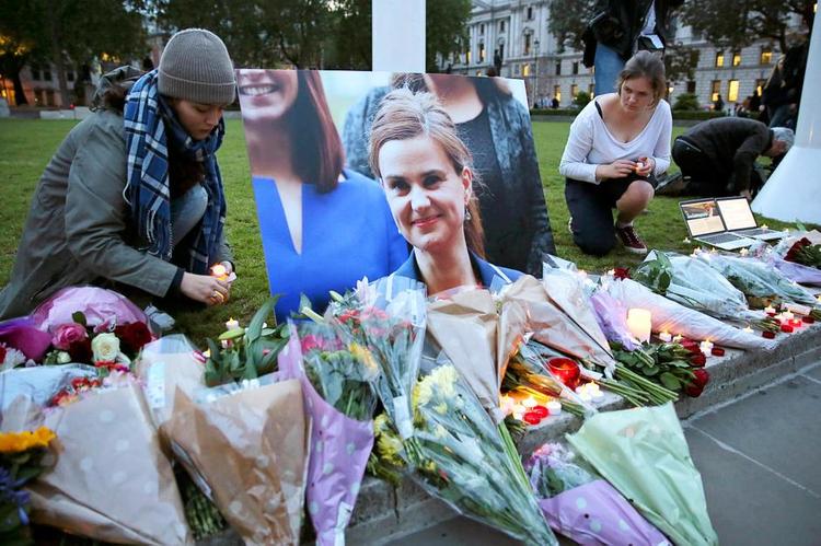 Stilhed. Valgkampen i Storbritannien ligger stille, mens befolkningen sunder sig oven på drabet på Labour-politikeren Jo Cox, som blev overfaldet på åben gade i torsdags. 