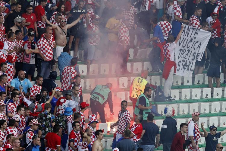 BALLADE. Kampen i Saint-Etienne blev afbrudt af tumult blandt de kroatiske tilskuere. »Disse personer er ikke fans, de er sportsterrorister«, siger den kroatiske landstræner, Ante Cacic. 
