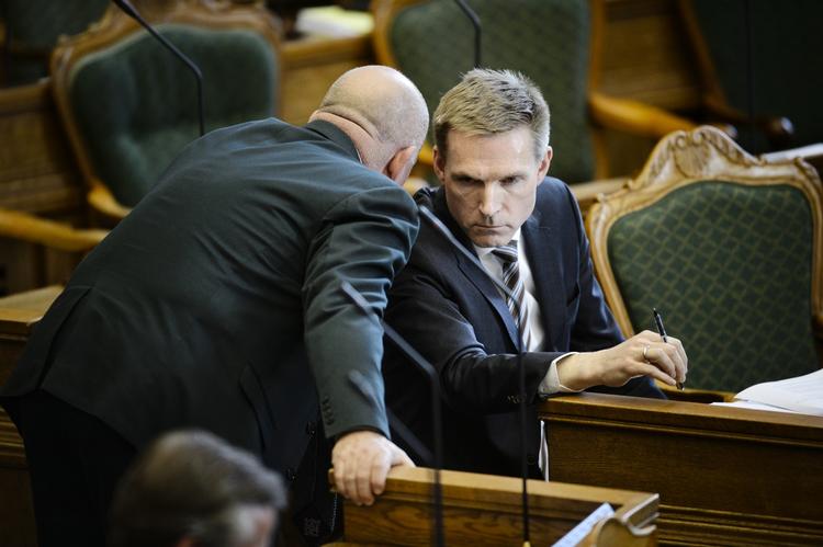 ministre? Kristian Thulesen Dahl får et råd af partifælle Søren Espersen. 