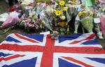 Det engelske flag ligger med blomster i Birstall i det nordlige England som et minde om Jo Cox, der blev skudt og drabt den 17. juni (>Foto: Danny Lawson/PA via AP) 