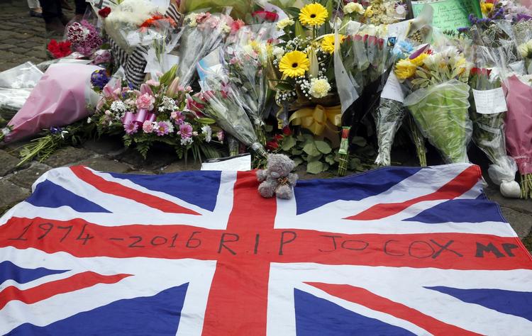 Det engelske flag ligger med blomster i Birstall i det nordlige England som et minde om Jo Cox, der blev skudt og drabt den 17. juni (>Foto: Danny Lawson/PA via AP) 