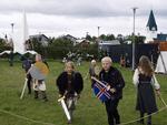 USKYLDIGE. Børn leger vikinger på markedet i Hafnarfjörður. De voksne tager det mere alvorligt, og mange er ligeglade med fodbold-EM trods euforien omkring det islandske landshold. 