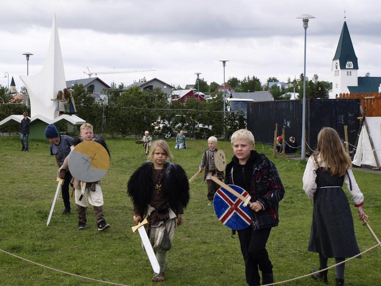 USKYLDIGE. Børn leger vikinger på markedet i Hafnarfjörður. De voksne tager det mere alvorligt, og mange er ligeglade med fodbold-EM trods euforien omkring det islandske landshold. 