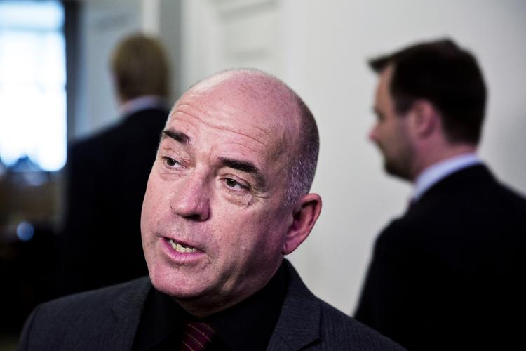 Afvisning. Søren Espersen selv afviser, at DF eller for den sags skyld han selv mener, at Danmark automatisk skal følge briterne ud af EU. 