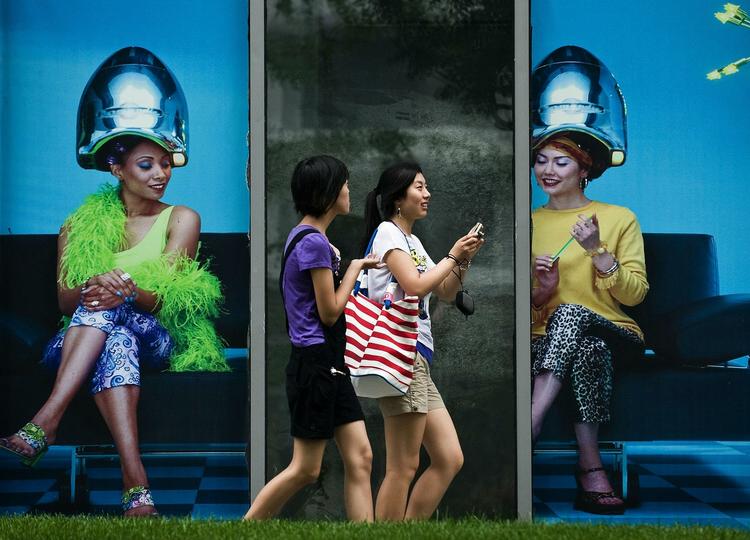 AFPRESNING. Kinesiske lånehajer kræver nøgenbilleder for at godkende dyre lån. Flere kinesere har accepteret kravet, skriver Guardian. 