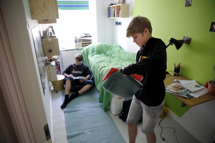 TODELT. 13-årige Freja og Frederik Büscher Gregersen pendler mellem deres forældre hver uge. De er glade for odrningen der giver dem mulighed for at være tæt forbundet med begge forældre, siger de. 