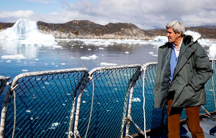 Havblik. John Kerry erklærede sig både imponeret og bekymret, da han så ud over isbjergene i Ilulissat fra dækket på det danske inspektionsskib 'Thetis'. 
