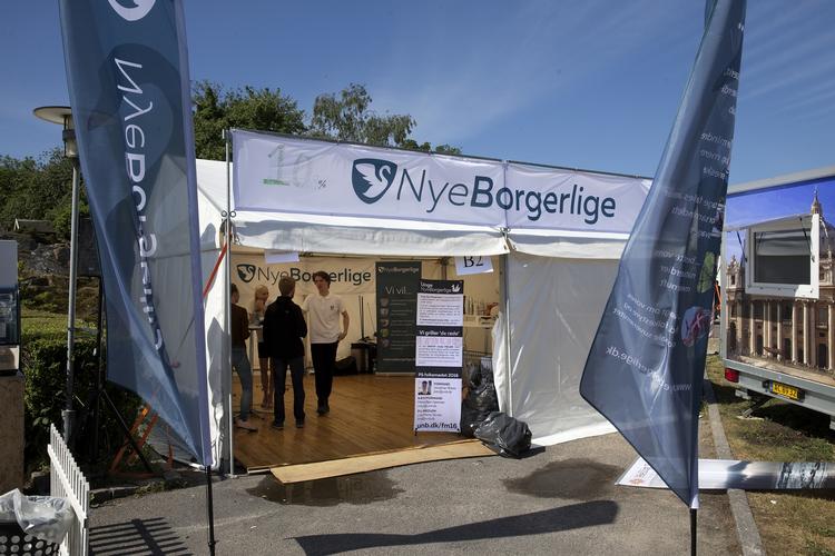 Velkommen. På banneret over indgangen til Nye Borgerliges telt havde en eller anden skrevet tallet 10,8 med tusch. Det er den andel af vælgerne, der i en ny måling fra Voxmeter vil stemme på indvandrermodstanderne, hvis de kunne. 