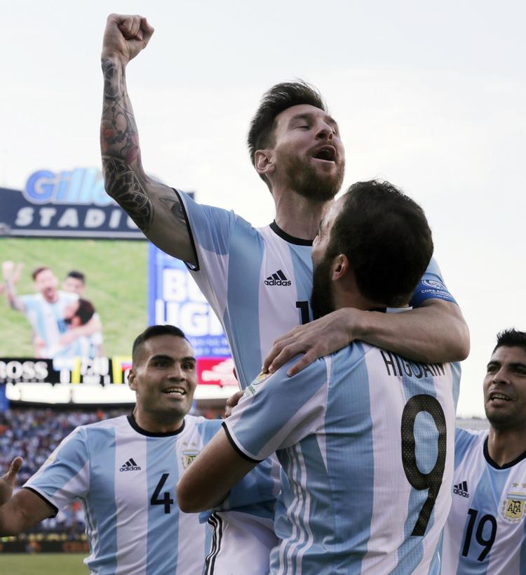 sådan! Messi får en krammer og et løft af Gonzalo Higuain, som scorede to gange i kampen mod Venezuela. 