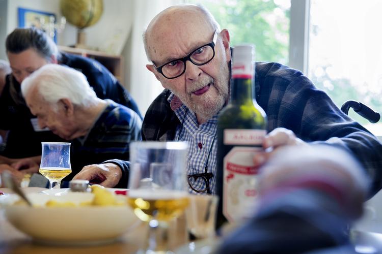 MANDEHØRM  Efter bowling spiser herrerne frokost sammen og får en enkelt snaps til. 