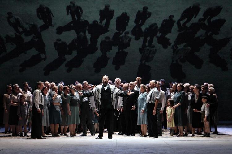 Luksuskor. Her ses Royal Opera Houses kor og basbarytonen John Relyea sin jødernes ypperstepræst, Zaccaria. 