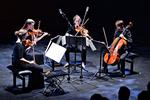 Kazoo. Den danske kvartet Alba havde utraditionelle instrumenter som trillefløjte, kazoo og mundharmonika med på scenen, da de skulle opføre Pelle Gudmundsen-Holmgreens musik.