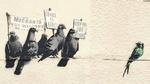 Banksy. Den dygtige realisme har altid haft kronede dage i Storbritannien. Det betyder ikke, at der aldrig har været store outsidere, som f.eks. Blake, Turner, Bacon og Banksy (billedet). Men de står som eksponerede undtagelser i et kunstnersamfund domineret af samfundsloyale og konservative kræfter. 