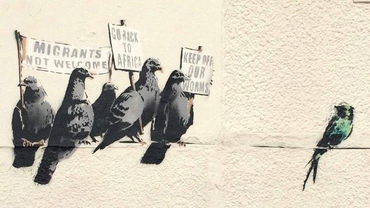Banksy. Den dygtige realisme har altid haft kronede dage i Storbritannien. Det betyder ikke, at der aldrig har været store outsidere, som f.eks. Blake, Turner, Bacon og Banksy (billedet). Men de står som eksponerede undtagelser i et kunstnersamfund domineret af samfundsloyale og konservative kræfter. 
