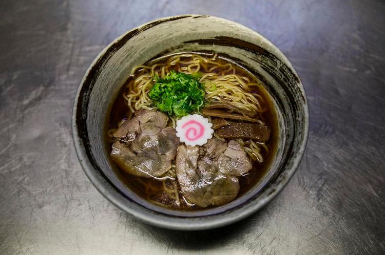 Topping. Varierer fra ramen til ramen. Her klassikerne svinekød (chashu), forårsløg, bambusskud (menma) og fiskekage (naruto). 