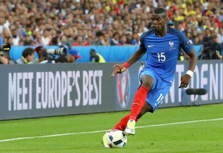 GULDKLUMP. Paul Pogba koster i følge sejlivede rygter fra Juventus over 1 milliard kroner, hvis Real Madrid-træner Zinedine Zidane vil have ham, og det vil han meget gerne. Midtbanestjernen kan det hele, men har af og til svært ved at vise det. Skal Frankrig helt til tops ved EM, skal han snart finde topformen. 