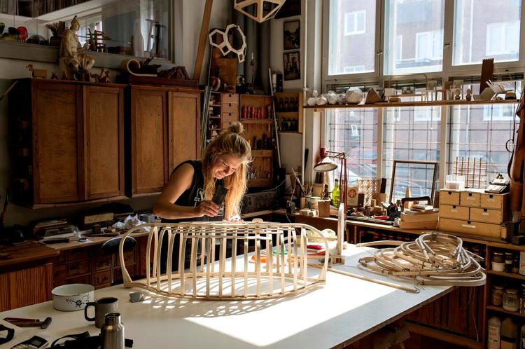 HÅNDLAVET. »At kunne noget med mine hænder og at gå på en skole, hvor man faktisk udretter noget og hurtigt ser et resultat forme sig«, lyder forklaringen på, at Signe Lund valgte møbelsnedkeruddannelsen. 