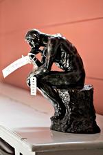 Uægte. Den 37 centimeter høje skulptur, der er blevet erklæret falsk af Rodin-komiteen. Her fotograferet i Københavns Byret. 