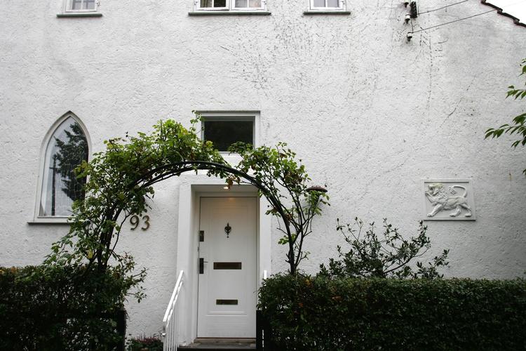 DYRT. En villa på Frederiksberg bliver årligt beskattet med i snit 45.000 kroner - og beløbet stiger i de kommende år. Alligevel er der mange købere i kø til de relativt få huse i kommunen. 