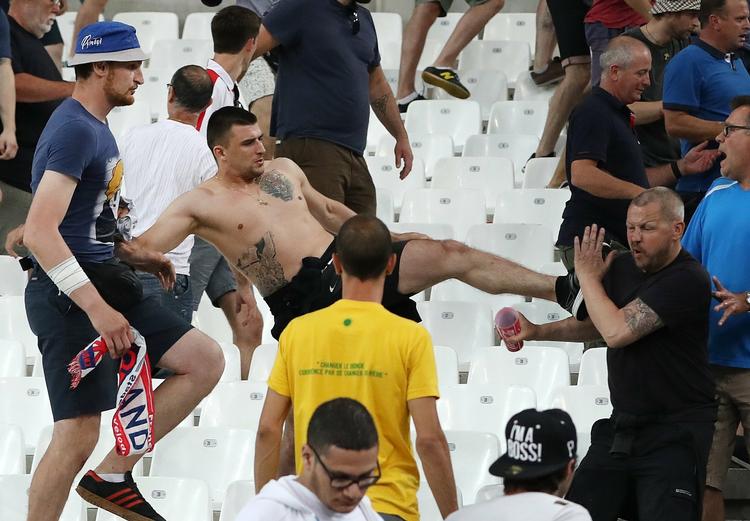 hooligans. Tilhængere støder sammen i kampen mellem England og Rusland i Marseille. 