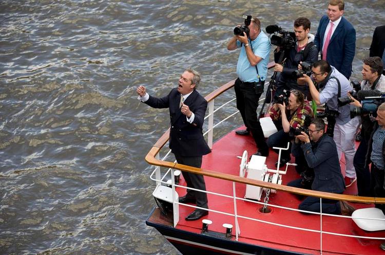 Pressestunt. Nigel Farage, her på Themsen, har haft god vind i sejlene igennem sin Brexit-kampagne. 