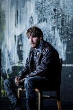 Demokratifallit. Udstødt og tilsølet må den idealistiske læge og demokrat Thomas Stockmann (Christoph Gawenda) til sidst sidde tilbage. 