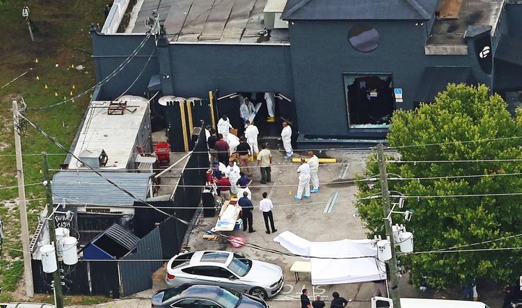 GERNINGSSTED. Kriminalteknikere ved den sønderskudte natklub efter den militante muslims angreb. 