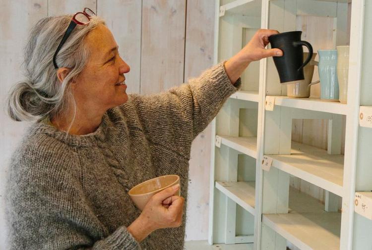 >Udsolgt.>Hylderne i butikken bliver tømt lige så hurtigt, som Susanne Glerup Lov kan nå at fylde dem op> Foto: >Justine Høg 