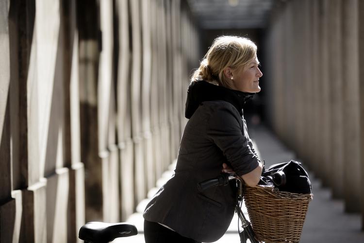 forskrækket. Line Karlskov Jensen havde aldrig forestillet sig, at Hövding-hjelmen ville eksplodere så voldsomt, som den gjorde. Her har hun sin nye hjelm om halsen - hun har i den grad fået respekt for den. 