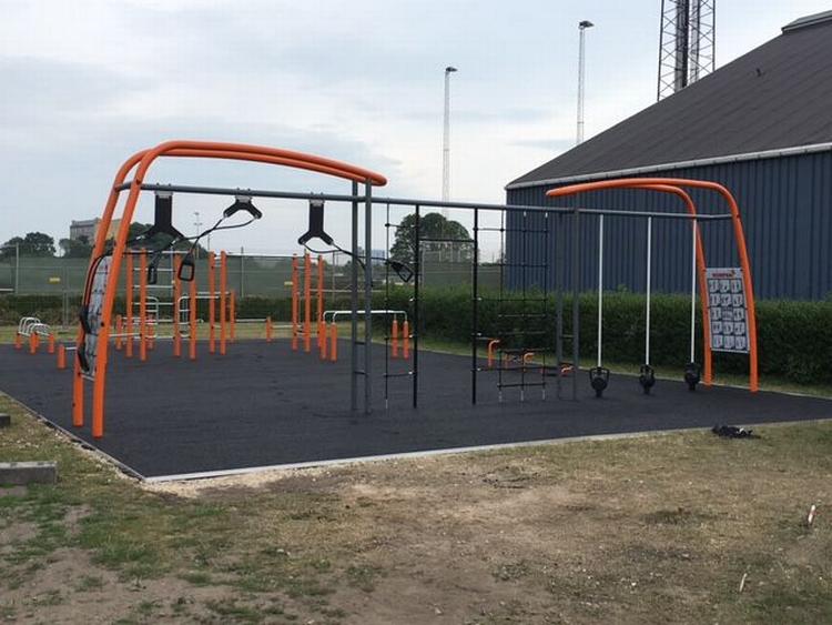 MAGNETISME. De fastgjorte kettlebells til højre bliver bremset af magnetisme, så de lander blødt på jorden. Og så man automatisk får mere modstand, hvis man har mange kræfter og omvendt. 