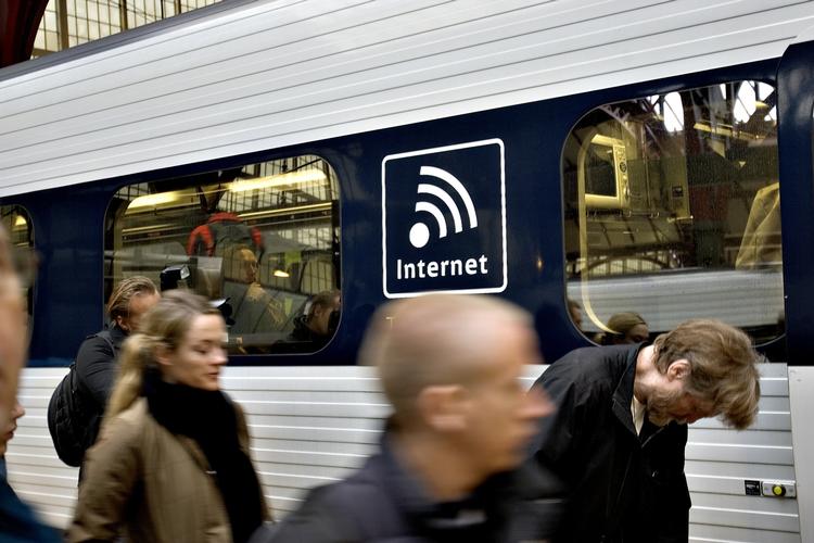 SLØVT. Trods en opgradering fra 3G til 4G er internetforbindelsen i DSB's togsæt stadig så langsom, at den ikke kan bruges til at streame film og video. Alligevel sælger DSB streaming-tjenester i samarbejde med Viaplay. 