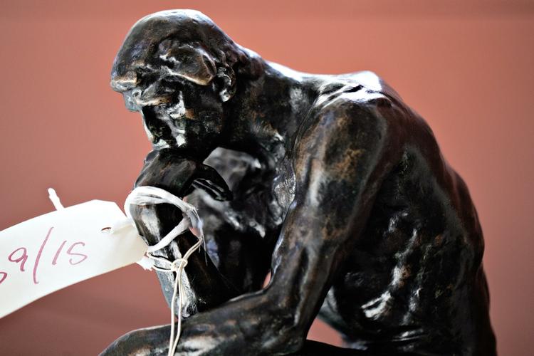 Den falske Grubler ankommer til retten