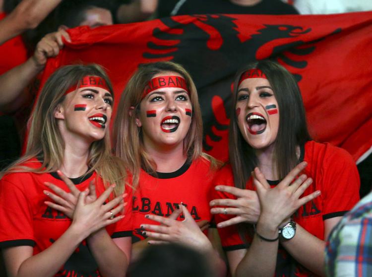 glæde. Den nationale stolthed hos albanerne fik frit løb både på stadion i Frankrig, i Albaniens gader og i naboområdet Kosovo. 
